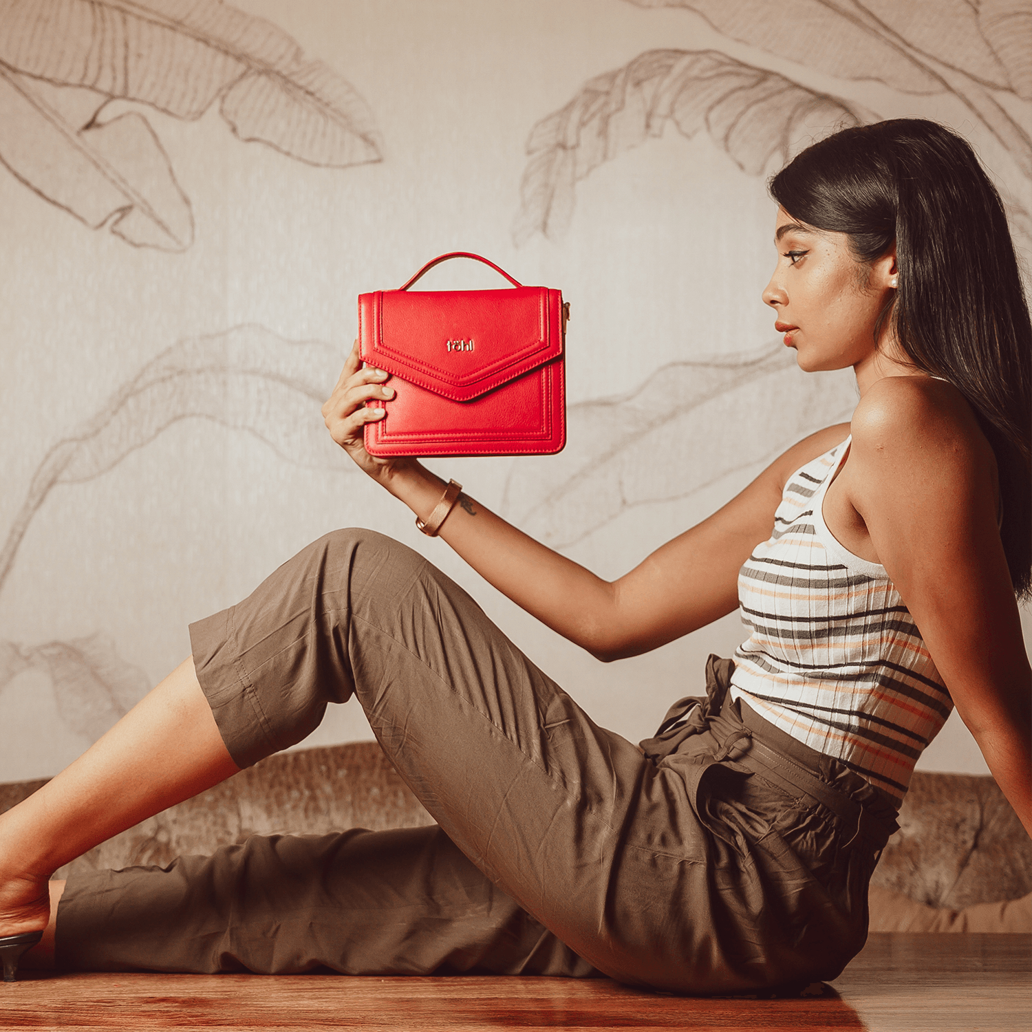 AVON பெண்கள் கிராஸ்பாடி பேக் - ஸ்பைஸ் ரெட்