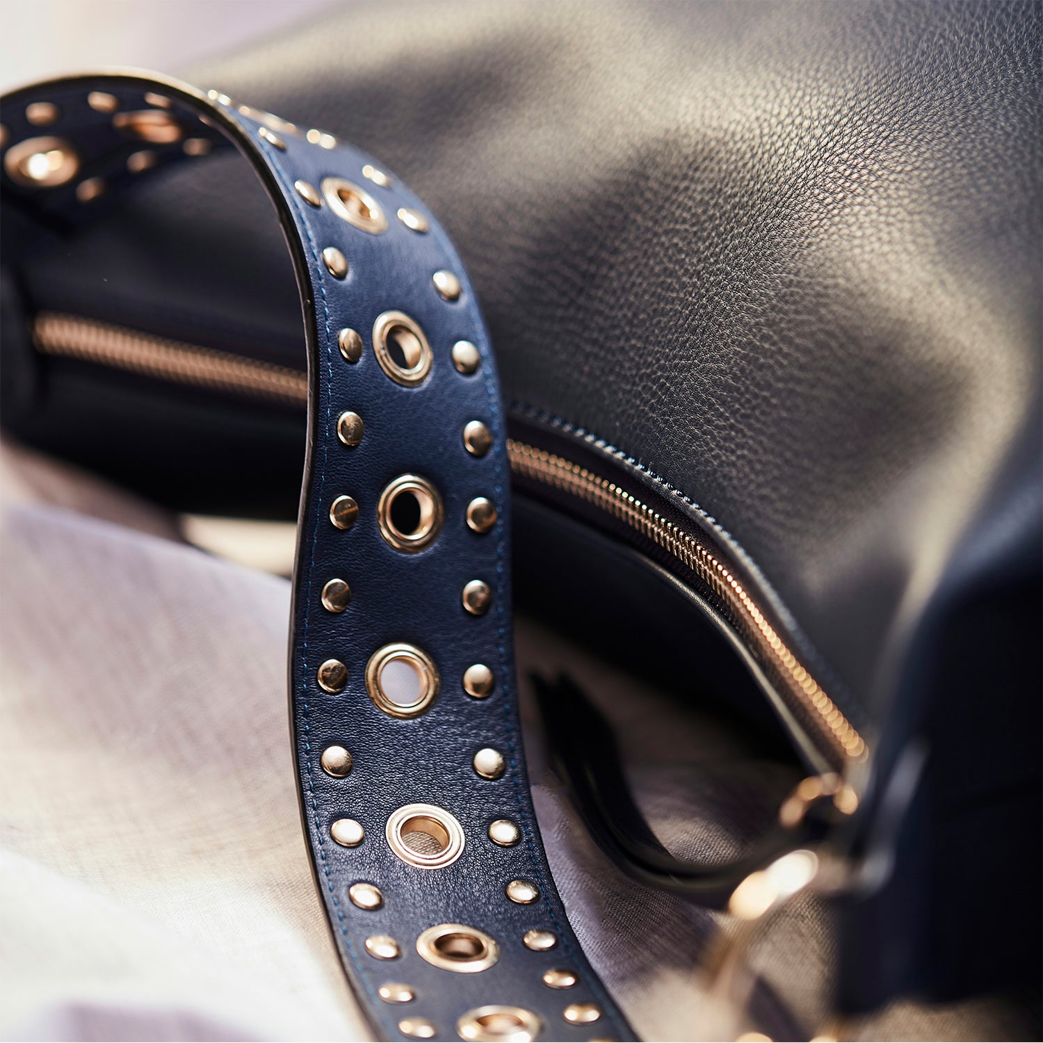 FENCHURCH WOMEN'S SHOULDER BAG - NAVY