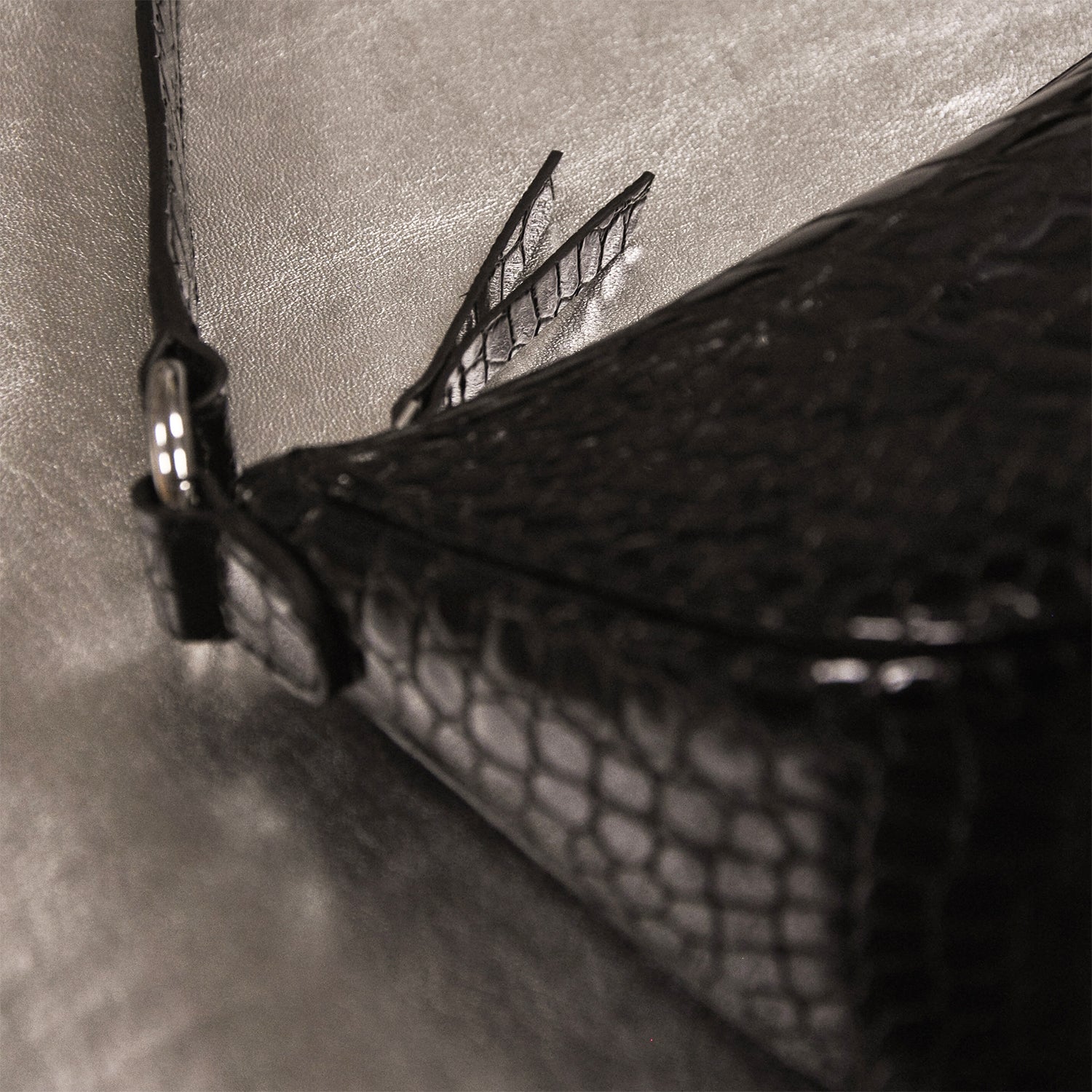 LAUREN WOMEN'S SHOULDER BAG - GLOSSY BLACK