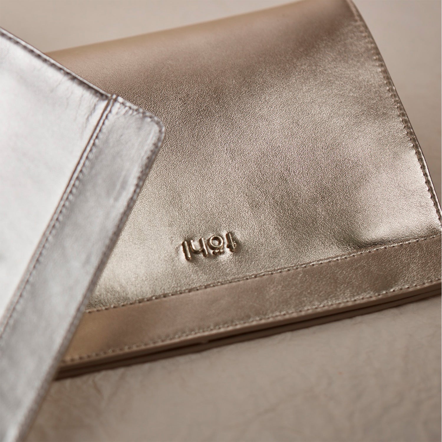 CHARLTON WOMEN'S GRIP CLUTCH - GOLD