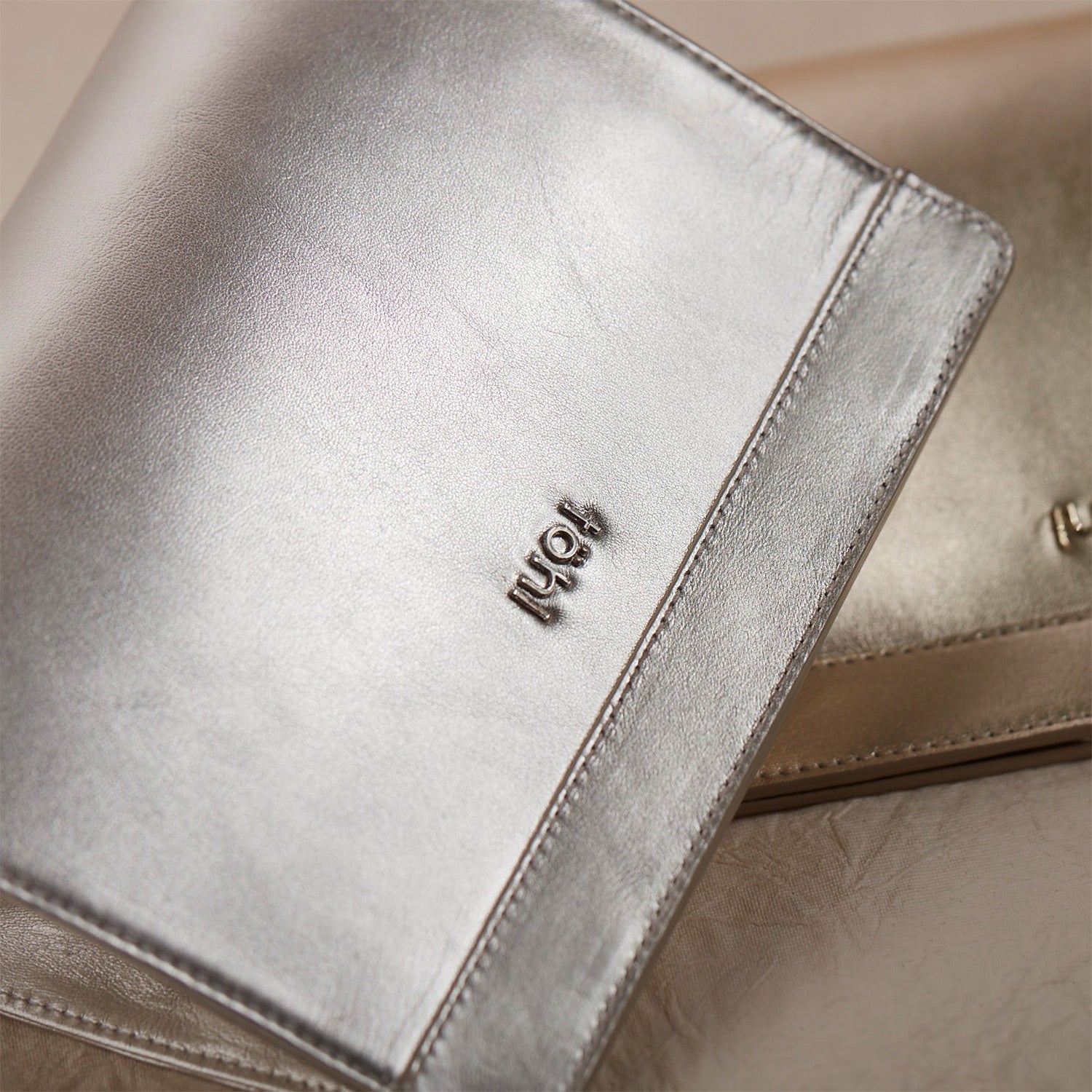 CHARLTON WOMEN'S GRIP CLUTCH - SILVER